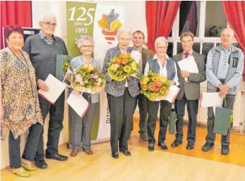  ?? FOTO: SILVIA MÜLLER ?? Anneliese Burgbacher (links) und Klaus Butschle (4. v. r.) ehrten Ernst Lohrer, Rose Faulhaber, Brunhilde Schneider, Doris Haller, Helmut Haisch und Egon Messner (von links).