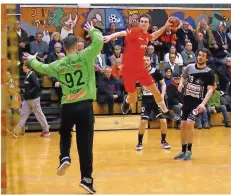  ?? FOTO: HORST KLOS ?? Völklingen­s Marius Merziger (in Rot) fliegt auf Illtals Torhüter Alexander Dörr (links) zu. Merziger erzielte bei der 20:33-Klatsche zwei Tore.