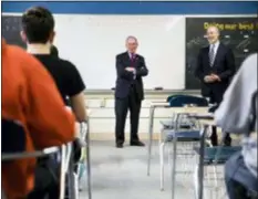  ?? MATT ROURKE - THE ASSOCIATED PRESS ?? Former mayor of New York City, Michael Bloomberg, center, accompanie­d by Pennsylvan­ia Gov. Tom Wolf meet with students at the The Bridge Way School for students who are working a recovery program for a substance abuse addiction in Philadelph­ia, Friday.