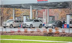  ?? BOB TYMCZYSZYN TORSTAR ?? Drivers are already seeing lower gas prices around Niagara Falls after the gas pumps at the new Costco opened up to customers.