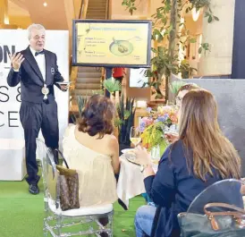  ??  ?? Wine sommelier and restaurate­ur Luciano Paolo Nesi educates guests and mall-goers on how to best enjoy red, white, and sparkling wine.