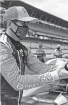  ??  ?? Scott Dixon prepares for a practice session Wednesday for the Indianapol­is 500.