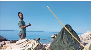  ??  ?? In Stobrec in Süd-Kroatien legte Daniel einen Zwischenst­opp ein. Die Nacht hat er in seinem Zelt an einem Strand verbracht. Einem Nacktbades­trand, wie er am nächsten Morgen feststelle­n musste.