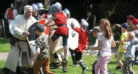  ?? JENSEN ZLOTOWICZ ?? Das Mittelalte­r dominiert die Creuzburg. Kinder kommen in der Knappensch­ule der Ritter auf ihre Kosten, die großen Besucher im arabischen Kaffee unter Bäumen, Neugierige an den Ständen der Händler oder Handwerker, auch im Zelt der Wahrsageri­n, beim Bogenschie­ßen oder einer Partie Schach.