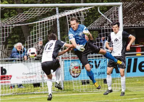  ?? Foto: Karin Tautz ?? Meitingens Torhüter Tobias Hellmann hielt beim 0:3 gegen den TSV Hollenbach die Niederlage mit Glanzparad­en in Grenzen. Auch hier müssen Marco Lechner und Florian Bauer nicht mehr eingreifen.