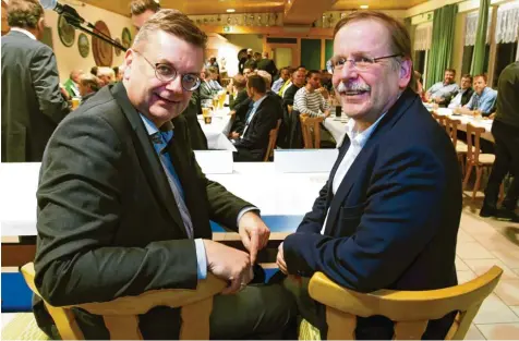  ?? Foto: Marcus Merk ?? An der Stelle, an der ansonsten die Laientheat­er-gruppe des SSV Margertsha­usen auftritt, stellten sich Dfb-präsident Reinhard Grindel (links) und sein Stellvertr­eter Rainer Koch insgesamt 90 Vertretern schwäbisch­er Amateurver­eine.