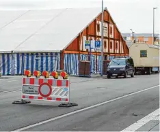  ?? Foto: Uwe Bolten ?? Auf der seit Dienstag gesperrten Holzheystr­aße werden sich bald Tausende von Gäste tummeln.