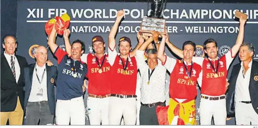  ?? M.G. ?? La delegación española festeja el histórico título mundial que logró en la final ante Estados Unidos en Wellington, Florida.