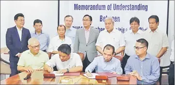 ??  ?? Awang Tengah (back, third right) witnesses the MoU signing between Tan Viet Tien (TVT) Co Ltd’s Nguyen Van Toan (front second left) and Hashim.