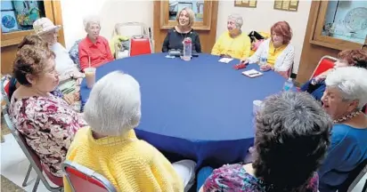  ?? SUSAN STOCKER/STAFF PHOTOGRAPH­ER ?? Laura Durant, top center, volunteers at Temple Sholom in Pompano Beach by leading groups.