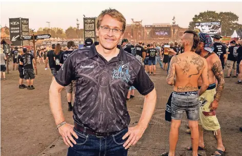  ?? FOTO: DPA ?? Ganz cooles Shirt, allerdings in die Hose gesteckt: Daniel Günther (45) Anfang August beim Heavy-Metal-Festival im schleswig-holsteinis­chen Örtchen Wacken.