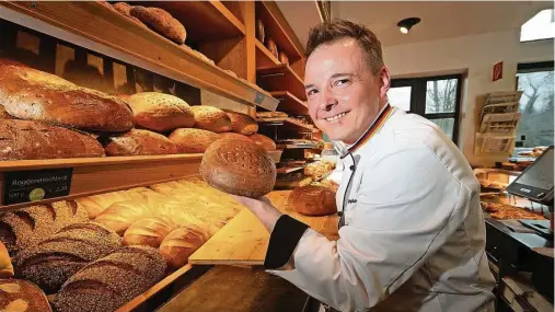  ?? Foto: Rene Meinig ?? Der Bäckermeis­ter Andreas Wippler in der Pillnitzer Backwirtsc­haft, wo seine Produkte verkauft werden – sonn- und feiertags bald mit einem Aufschlag.