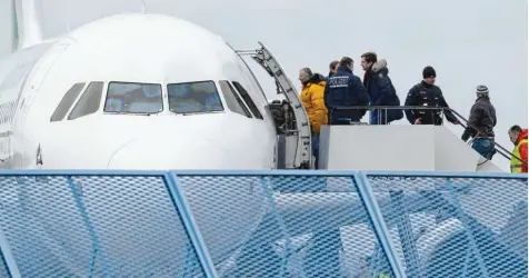  ?? Foto: Patrick Seeger, dpa ?? Der Staat greift durch: Abgelehnte Asylbewerb­er steigen am Flughafen Karlsruhe in eine Maschine, die sie im Rahmen einer Sammelabsc­hiebung wieder zurück in ihre Hei matländer bringt.