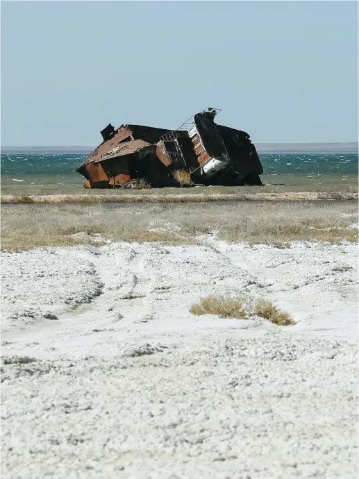  ?? (Reuters) ?? A RUINED ship lays on a salinated part of the Aral Sea coastline near the village of Akespe in Kazakhstan.