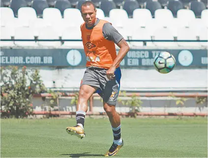  ??  ?? Luis Fabiano treina em São Januário: atacante ainda não jogou sob o comando do técnico Zé Ricardo