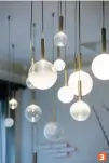  ??  ?? 3. Les suspension­s lumineuses faites sur mesure distillent une lumière douce dans toutes les salles du restaurant. 3