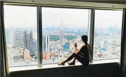  ?? INSTAGRAM ?? Cristina Pedroche enamorada y mirando por la ventada de un hotel con la ciudad de Tokio de fondo