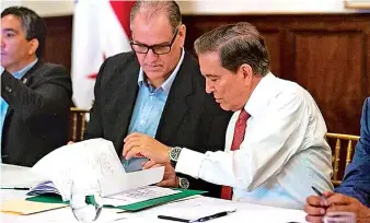  ?? / Pandeporte­s ?? Eduardo Cerda (i) junto al presidente Laurentino Cortizo en la reunión.