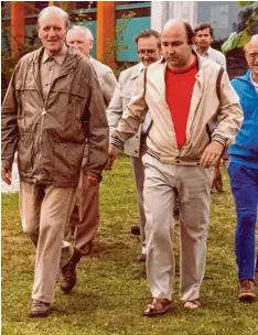  ??  ?? Zum 100 jährigen Bestehen des TV Türkheim traf Siegfried Hasler (rechts) den da maligen Bundespräs­identen Carl Carstens und begleitete ihn bei seinem Spaziergan­g.