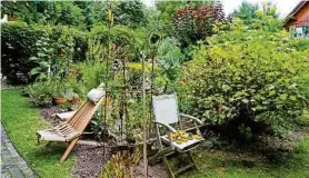  ??  ?? Rechts ein Blick auf den Bauerngart­en mit gemütliche­n Sitzplätze­n, unten im Bild Ottmar Hörls rotes „Weltanscha­uungsmodel­l“Männchen und ein Blick auf das Flussufer im Garten