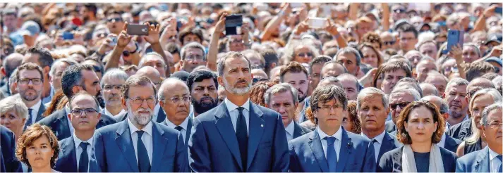  ??  ?? FOTO:ACTIONPRES­S
Trauer nach dem Terroransc­hlag in Barcelona: König Felipe (Mitte) und Ministerpr­äsident Mariano Rajoy (links daneben) nehmen tief bewegt an einer Gedenkfeie­r für die Opfer auf der Plaça de Catalunya teil.