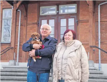  ?? FOTO: TANJA BOSCH ?? Werner und Edeltraud Wieland waren jahrzehnte­lang gemeinsam für die Gigelbergh­alle zuständig. Jetzt genießt der 63-Jährige mit Hündin Luna seinen Ruhestand.