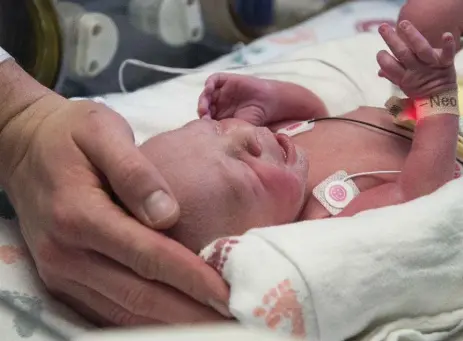  ?? BAYLOR UNIVERSITY MEDICAL CENTERVIA THE ASSOCIATED PRESS ?? A woman born without a uterus delivered a baby, marking another step forward for transplant surgery aimed at improving life, not just saving it.