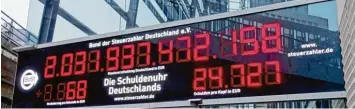  ?? Foto: Bund der Steuerzahl­er ?? Das ist die deutsche Schuldenuh­r. Darauf sieht man, wie viele Schulden unser Land hat. Und dass es mehr werden. Die Ziffern auf der rechten Seite der Uhr verändern sich jede Sekunde.