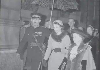  ?? ?? The Queen outside Sunderland Town Hall with civic dignitarie­s in 1954.