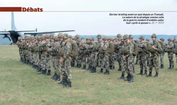  ??  ?? Dernier briefing avant un saut depuis un Transall. La nature de la stratégie comme celle de la guerre rendent d’emblée caduc tout « prêt-à-penser ». (© 1er RHP)