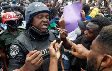  ??  ?? Lagos, protesters explained their grievances to officers policing the demonstrat­ion.