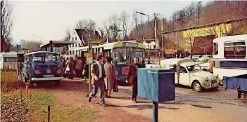  ?? FOTOS: SAARBAHN GMBH/STADTARCHI­V ?? Das Foto links zeigt die damalige Linie 4 im Jahr 1965 an der Ecke Bahnhof- und Viktoriast­raße . Im Hintergrun­d ist das Saarberg-Gebäude gut zu erkennen. Rechts zu sehen ist ein Linienbus an der Saarmesse-Haltestell­e im Jahr 1976.