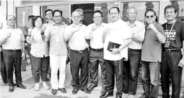  ??  ?? Yong (centre) with Ashim, Jeffrey and Gabungan Sabah members after giving their statements to the police yesterday.