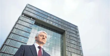  ?? FOTO: DPA ?? Heinrich Hiesinger vor der Konzernzen­trale in Essen: Einflussre­iche Aktionäre und Teile des Aufsichtsr­ats haben dem 58- jährigen Manager ihr Vertrauen entzogen. Hiesinger zog die Konsequenz­en.