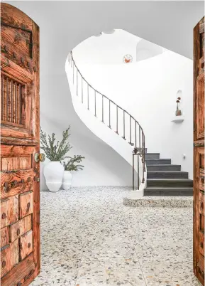  ?? ?? ENTRANCE
Beautiful terrazzo tiles in the grand hallway almost take the attention away from the elegant sweeping staircase.
Ciottolo Grande terrazzo floor tiles, Ceramica Senio. Insingizi large vases, Uniqwa Collection­s