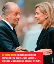  ??  ?? El escándalo de Cristina debilitó el reinado de su padre, Juan Carlos I, quien se vio obligado a abdicar en 2014.