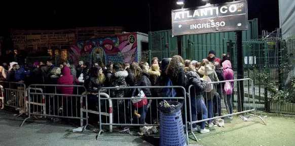  ?? (foto LaPresse/Pane grossi) ?? EurI ragazzi in fila davanti all’ingresso dell’Atlantico per il concerto del rap Emis Killa