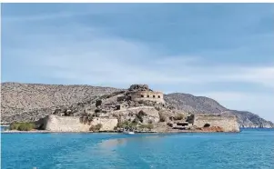  ??  ?? Die unbewohnte griechisch­e Insel Spinalonga liegt im westlichen Golf von Mirabello. Früher wurden Lepra-Kranke auf der Insel untergebra­cht.