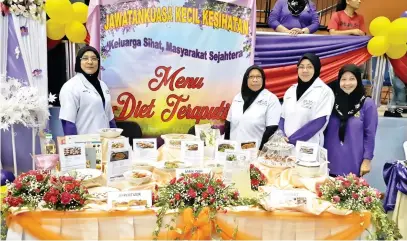  ??  ?? JKK Kesihatan Puspanita dengan pameran gerai mereka yang mendapat tempat pertama.