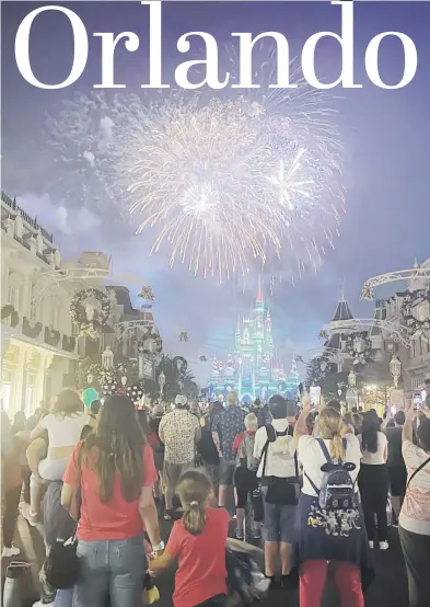  ?? Fotos gregorio mayí ?? Los fuegos artificial­es sobre el castillo de la Cenicienta se combinan con la decoración navideña para sumarle magia a las noches en Magic Kingdom.