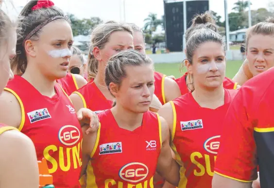  ?? Picture: SUPPLIED ?? Ellie Hampson (left), Kate Surman and Maddy Roberts during the break of Gold Coast’s loss to Brisbane in the QW Winter Series.