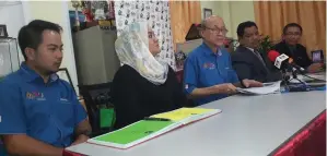  ??  ?? LEE (tengah) turut mencadangk­an supaya kerajaan menjalanka­n kerja pengaudita­n bangunan khususnya sekolah yang berusia lebih 20 tahun untuk memeriksa tahap keselamata­n bangunan terbabit, pada sidang media itu.