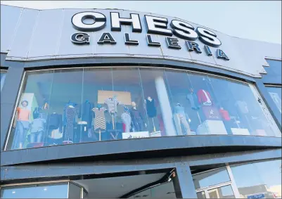  ?? Picture: SIBONGILE NGALWA ?? TARGETED: Chess Galleria in Vincent was robbed of 43 pairs of top-brand Italian jeans worth R90 000 on Monday.