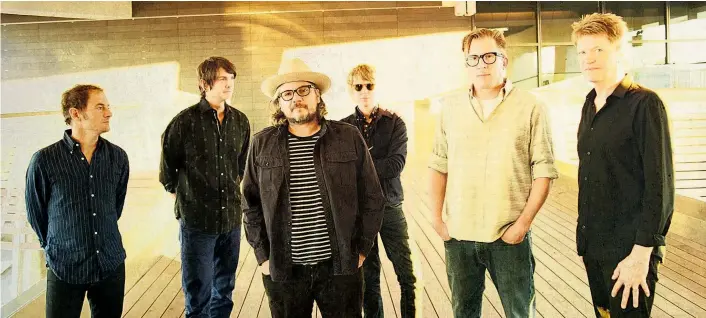  ??  ?? Jeff Tweedy (Dritter von links) und Wilco aus Chicago: Lieder über das Liegenblei­ben, die Vergänglic­hkeit und die Liebe als letzten Fluchtpunk­t.