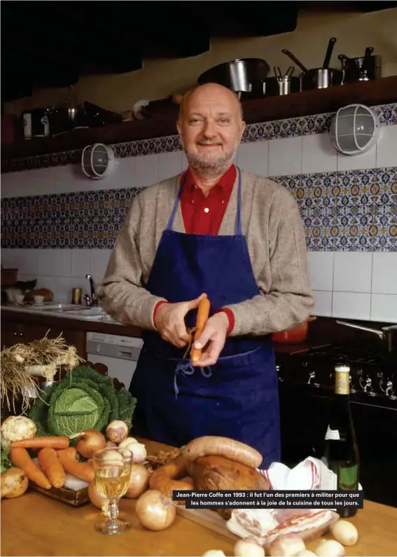  ??  ?? Jean-pierre Coffe en 1993 : il fut l'un des premiers à militer pour que les hommes s'adonnent à la joie de la cuisine de tous les jours.
