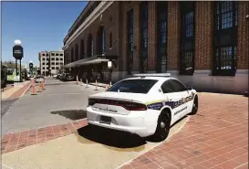  ?? Arnold Gold / Hearst Connecticu­t Media ?? New Haven police at Union Station in New Haven.