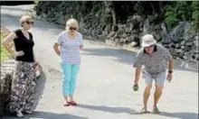  ?? ?? Les rues en pente du village conviennen­t aux boules carrées.