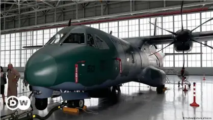  ??  ?? El C-295 es un avión militar de transporte con capacidad de carga de hasta 10 toneladas que busca reemplazar al Avro de la Fuerza Aérea India, según la nota.