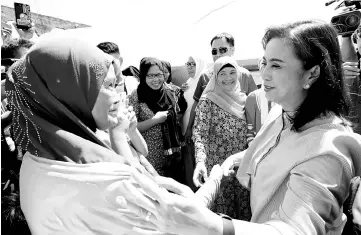  ??  ?? Leni Robredo greets evacuated families at an evacuation center outside Marawi. — Reuters photo