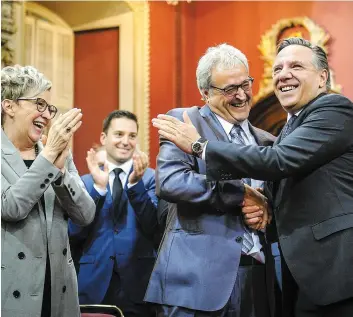  ?? PHOTO LE JOURNAL DE QUÉBEC, SIMON CLARK ?? François Legault félicite Pierre Dufour, député d’Abitibi-Est, qui a été assermenté hier à l’Assemblée nationale, comme toute l’équipe de la Coalition avenir Québec.